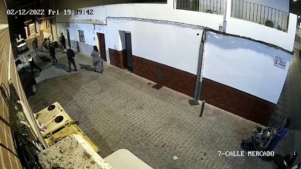 Download Video: Dos policías locales de El Cuervo reaniman a una niña de cuatro años que se chocó el viernes con un bolardo de la acera.