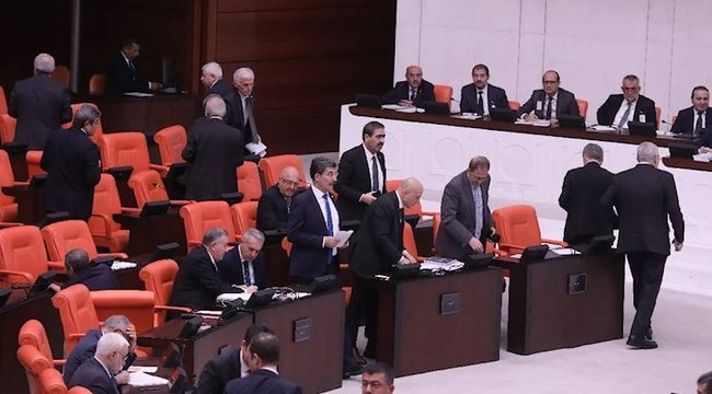 Meclis’te ‘yumruk’ protestosu… Terk ettiler