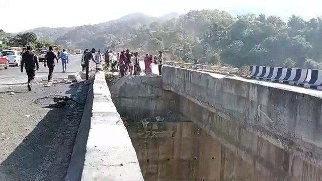 Neutralized on the slope, the uncontrolled trailer fell into the dry river a hundred feet below the culvert