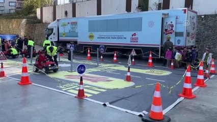 Jandarma personeli vatandaş ve öğrencileri trafik konusunda bilgilendirdi