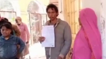 शिवपुरी: दबंगो ने बरपाया कहर,आदिवासी की झोंपड़ी में लगाई आग,कलेक्टर से की शिकायत