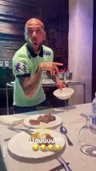 Daniel Alves imita chef da "carne de ouro"