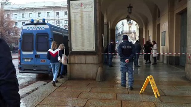 Milano, blitz degli ambientalisti alla Scala: imbrattato l'ingresso del teatro con la vernice