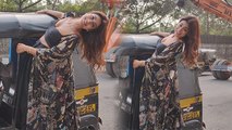 Shriya Saran Auto Rickshaw पर Bold Pose देते गिरते गिरते बची Video Viral | Boldsky*Entertainment