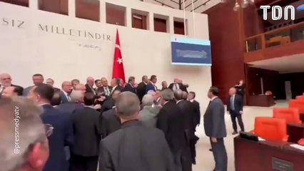 Un député turc fait un arrêt cardiaque après une bagarre au parlement (vidéo)