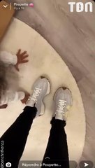 Une célèbre influenceuse écrase la main de sa fille, les internautes choqués