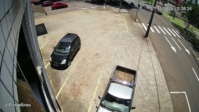 Vídeo mostra colisão que deixou duas mulheres feridas na Avenida Tancredo Neves