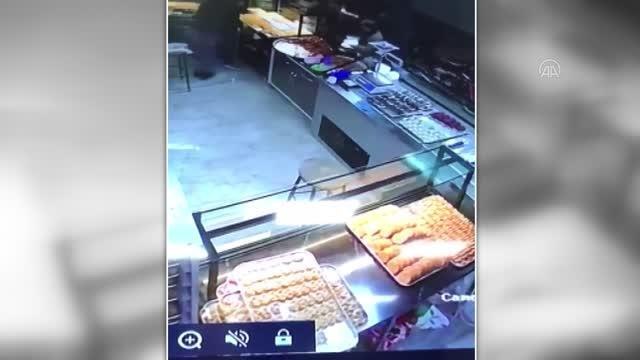 Hafif ticari aracın karıştığı kaza güvenlik kamerasında