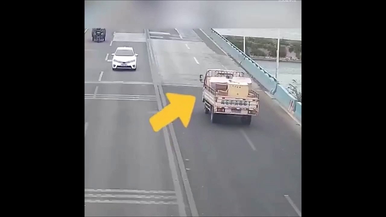 Ce motard a mis un casque et il a bien fait