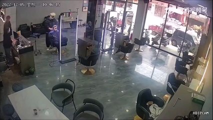 Lui il n'avait pas prévu d'aller chez le coiffeur... et pourtant