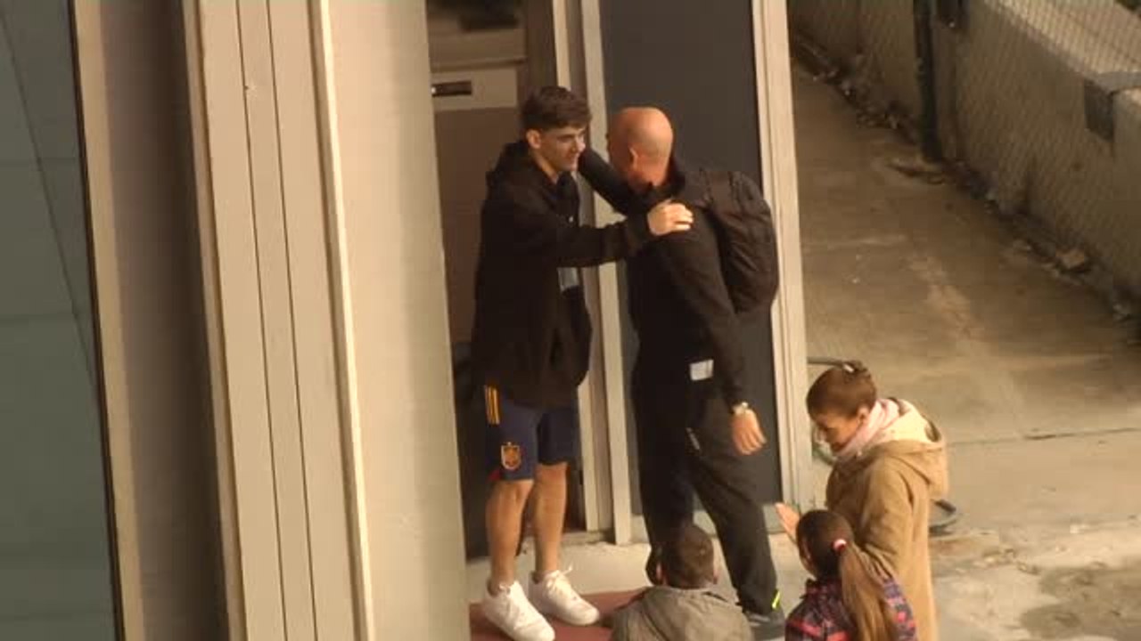 Rubiales despide a la selección española en Barajas