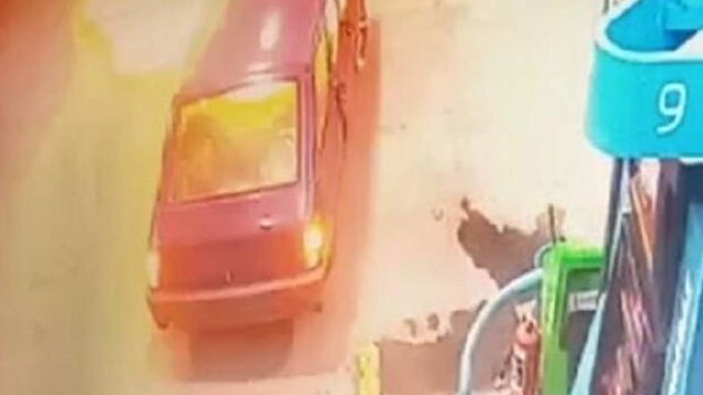 Akaryakıt istasyonundaki otomobil alev aldı; o anlar kamerada