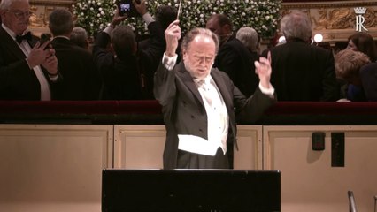 Con l'inno nazionale e quello europeo si apre la prima della Scala