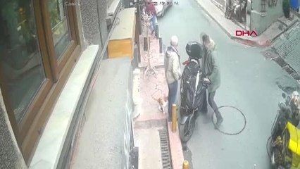 BEYOĞLU'NDA OYUNCU AYTEN SOYKÖK'ÜN GEÇİRDİĞİ KAZA KAMERADA