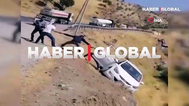 Uçuruma sürüklenen araçtan insan zinciriyle kurtuldu