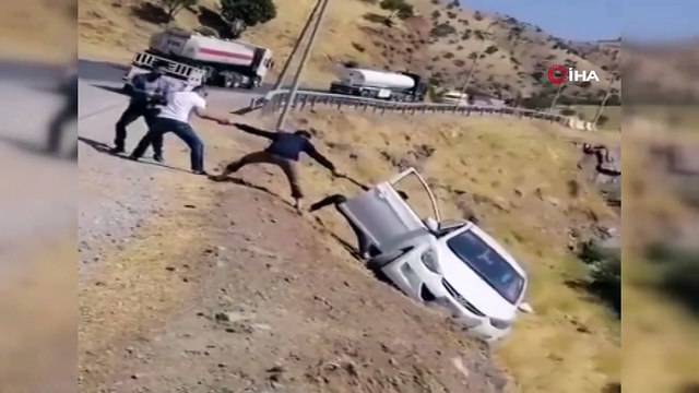 Uçuruma sürüklenen araçtan insan zinciriyle kurtuldu