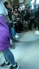 Toplu taşımadaki ahlak dışı yakınlaşmaya tepki! "Yatak odası mı burası mı?"