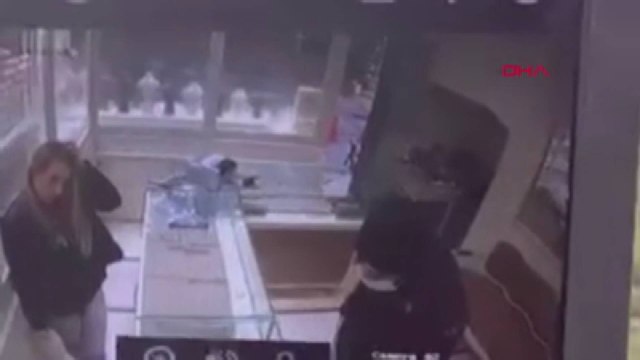 Kuyumcuyu soymaya kalkıştığı anlar kamerada