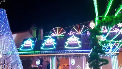Au sud de Toulouse, une maison illuminée de Noël attire la foule.