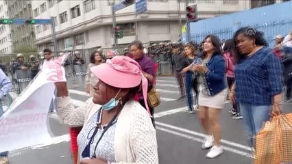 Eski Peru Cumhurbaşkanı Pedro Castillo karşıtı göstericiler Kongre binası önünde toplandı