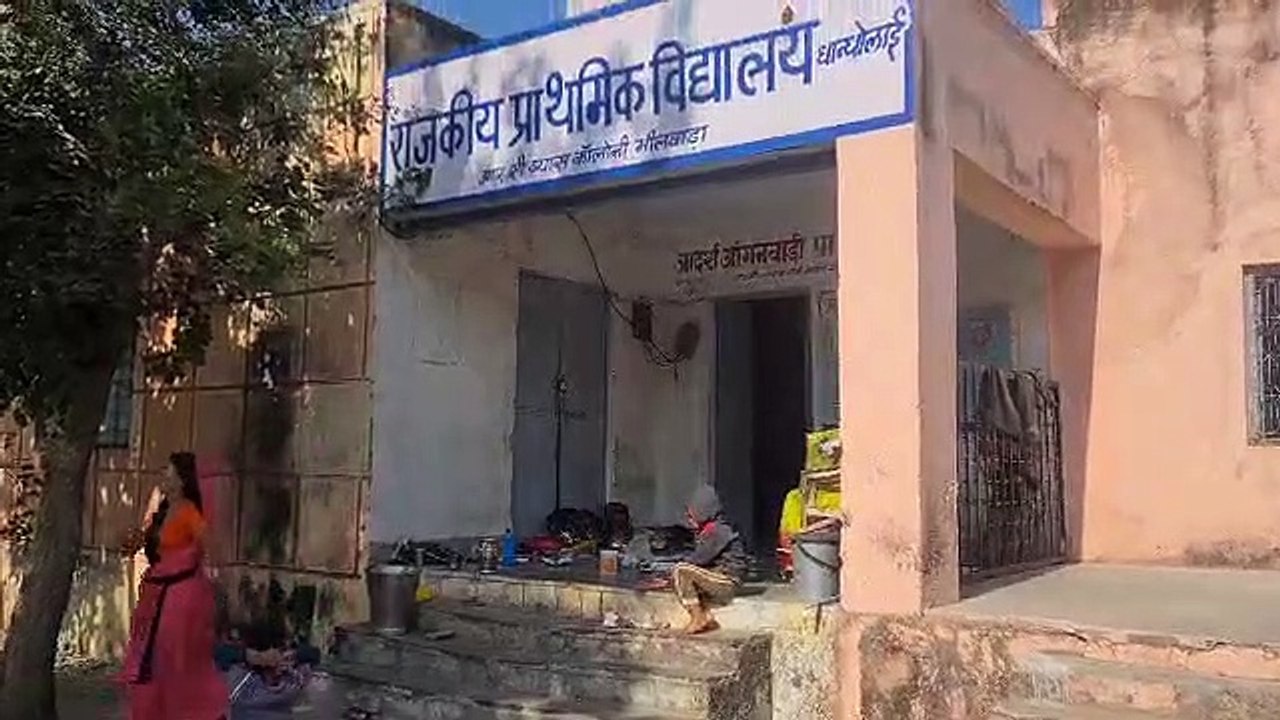 ये कैसी व्यवस्था: ये गटक रहे दूध, मासूम ताक रहे मुंह