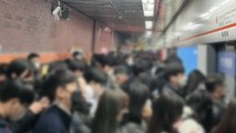 출근길 서울 지하철 3호선 전동차에서 연기 발생...승객 하차 / YTN