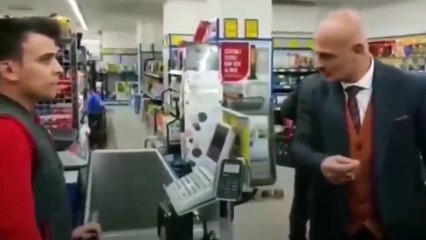 Çocuklarıyla BİM'e gidip, çocuklarına slogan attırdı