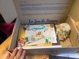 Des enfants distribuent des boites de Noël à des personnes âgées isolées à Metz