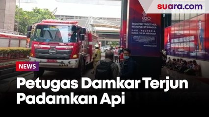 Gedung Kemenkumham Kebakaran, Petugas Damkar Terjun Padamkan Api