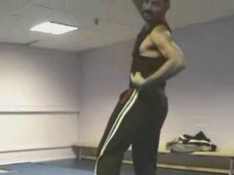 mec qui dance mieux qu'un fille