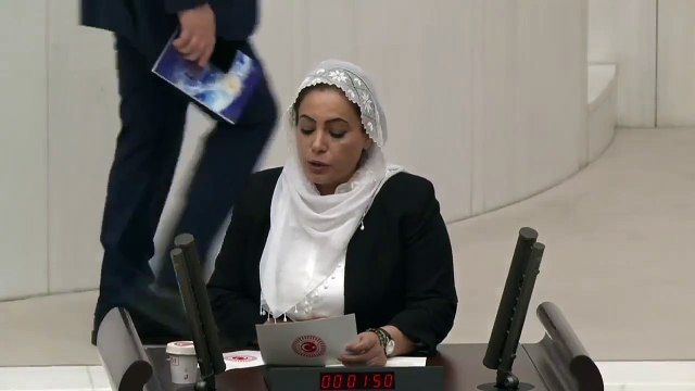 HDP'li Remziye Tosun Meclis'te Operasyonlar durdurulsun diyerek tülbendini yere attı