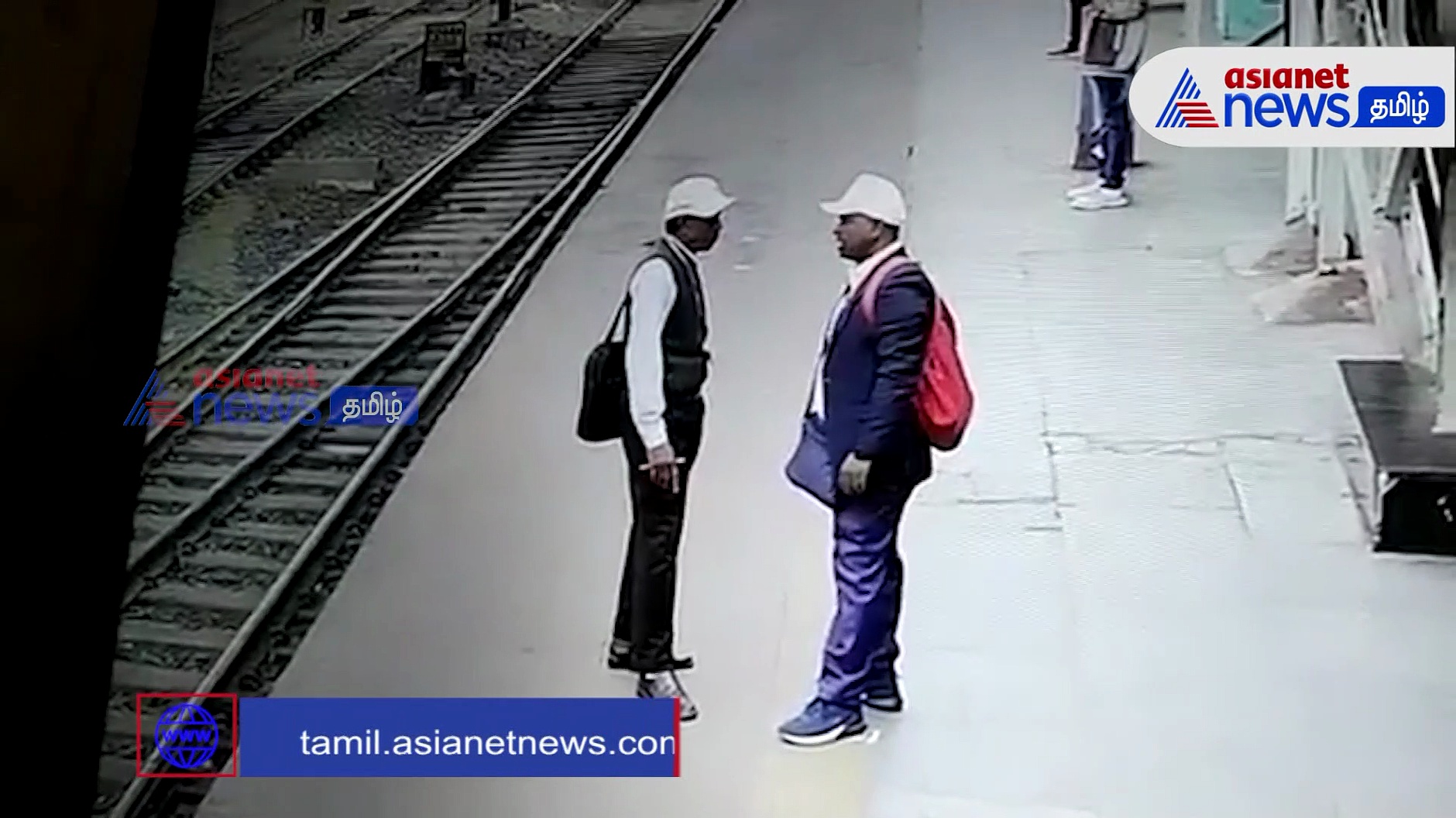 Watch : ரயிலின் மின்சார கேபிள் அறுந்து விழுந்ததில் TTE படுகாயம்! பதறவைக்கும் சிசிடிவி காட்சி!