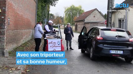 Il livre du pain dans les villages sans commerce avec son triporteur