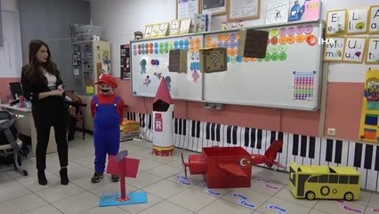Ebru öğretmen sınıfını Mario parkuruna dönüştürerek okumayı öğretiyor