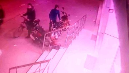 Kalabalığı umursamadı, park halindeki motosikleti böyle çaldı