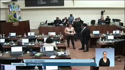 Vereadora é abraçada e beijada à força por parlamentar em sessão da Câmara em SC