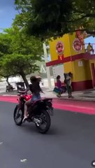 Influenciadora é flagrada empinando moto sem capacete em Balneário Camboriú