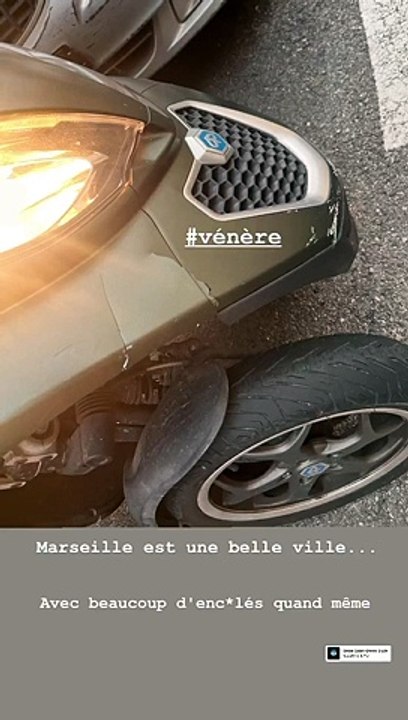 Frédérick Bousquet montre les dégâts subis par sa moto.