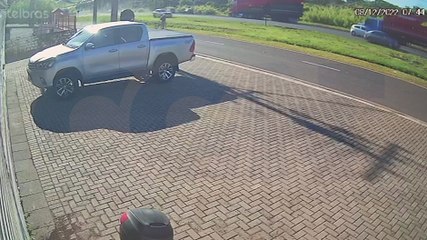 Veja momento em que colisão entre caminhão e carro é registrada na BR-277
