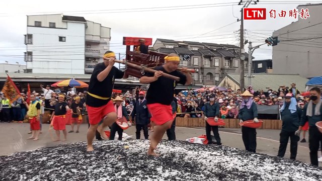 全國規模最大！ 宜蘭二結王公過火 信徒赤腳踏過1.2萬斤炭火堆
