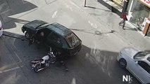 Motosiklet sürücüsü otomobilin altında kalmaktan son anda böyle kurtuldu