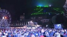 Gubbio, acceso l'albero di Natale più grande del mondo: oltre 750 metri