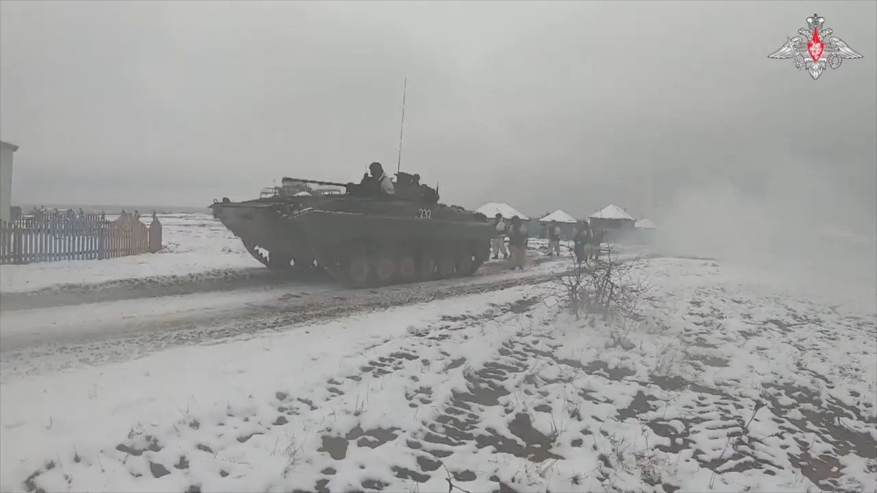Russische Soldaten nehmen an Militärübungen in Belarus teil