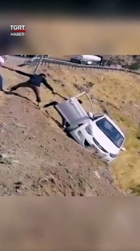 Uçuruma Sürüklenen Araçtan İnsan Zinciriyle Kurtuldu #shorts #araba #kaza #kurtarma #ırak