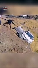 Uçuruma Sürüklenen Araçtan İnsan Zinciriyle Kurtuldu #shorts #araba #kaza #kurtarma #ırak