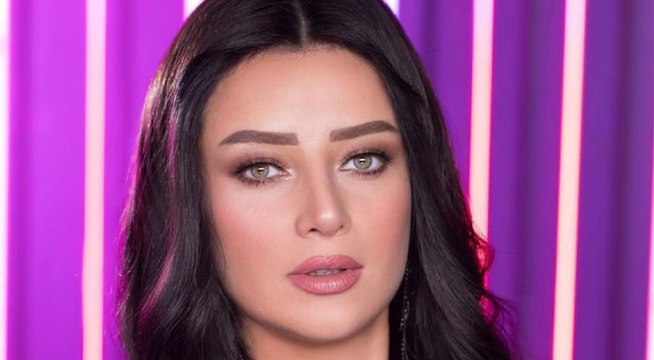 بالحجاب وبدون مكياج رضوى الشربيني من أمام الكعبة تؤدي مناسك العمرة