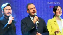 Bakan Kasapoğlu, sahnede 'Dünyadan uzak' şarkısını seslendirdi