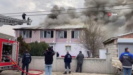 İki katlı evin çatısında çıkan yangın ekipleri alarma geçirdi