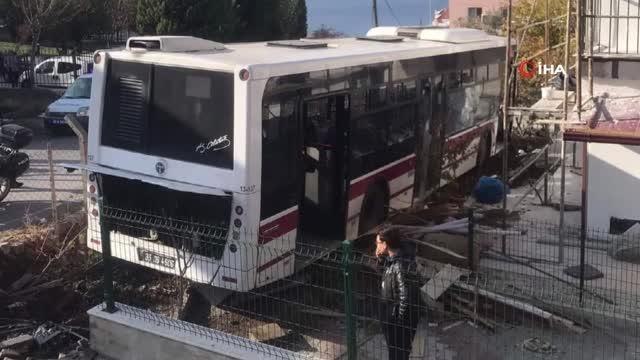 Freni çekilmeyen otobüsü eliyle durdurmaya çalıştı... Korku dolu anlar kamerada