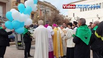 Andria: le colombe volano nel momento della deposizione dei fiori sulla Madonna di Piazza Duomo in onore della Vergine Immacolata - video